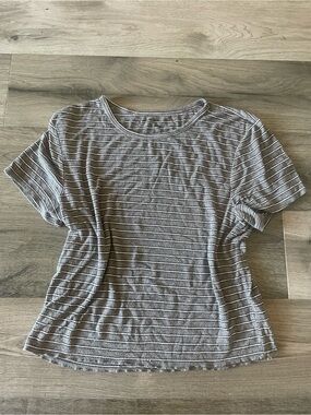 Women's Short Sleeve Ribbed Stripe Tee in Light Gray